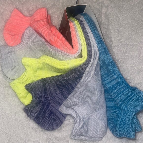 ❤️NEW!!!❤️ Under Armour Essential Light lweight 6 pairs in a pack. No show. - Picture 7 of 12